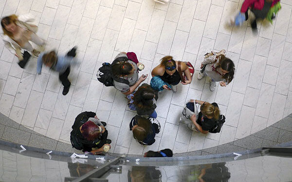 Nuoret tarvitsevat läsnäolevia aikuisia myös chillaillessa
